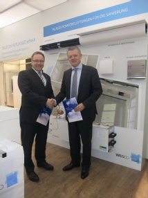 Christian Bolsmann, GeschÃ¤ftsfÃ¼hrer Pluggit GmbH (links) mit Erling Boller, CEO der WESCO AG