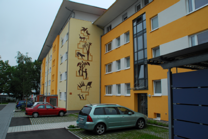 Dopo la ristrutturazione i tre edifici nella Leibnizstraße si mostrano in tutto il loro splendore. Grazie al profondo restauro si è potuto salvare anche il capolavoro  risalente al dopoguerra. 