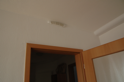 Il diffusore iQoanda attraverso il quale entra aria nuova nelle stanze, viene posizionato sopra la porta. 