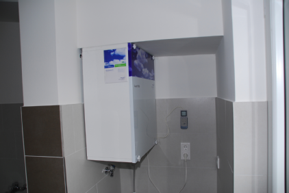 HerzstÃ¼ck des Refresh-Systems ist der WÃ¤rmetauscher im Inneren
des LÃ¼ftungsgerÃ¤ts, das in dieser Wohnung im Bad angebracht ist.