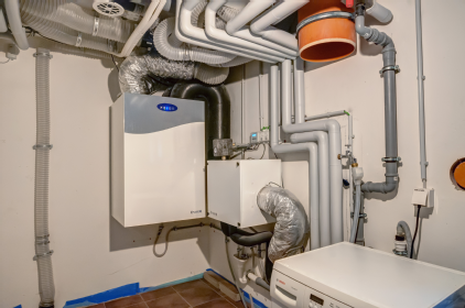 Pluggit LÃ¼ftungsanlage mit LÃ¼ftungsgerÃ¤t AP310 im Hauswirtschaftsraum