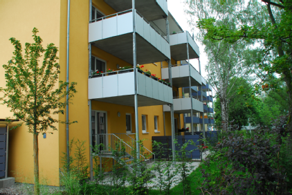 La ristrutturazione è stata completata aggiungendo degli ampi balconi con entrata a raso negli appartamenti. 
